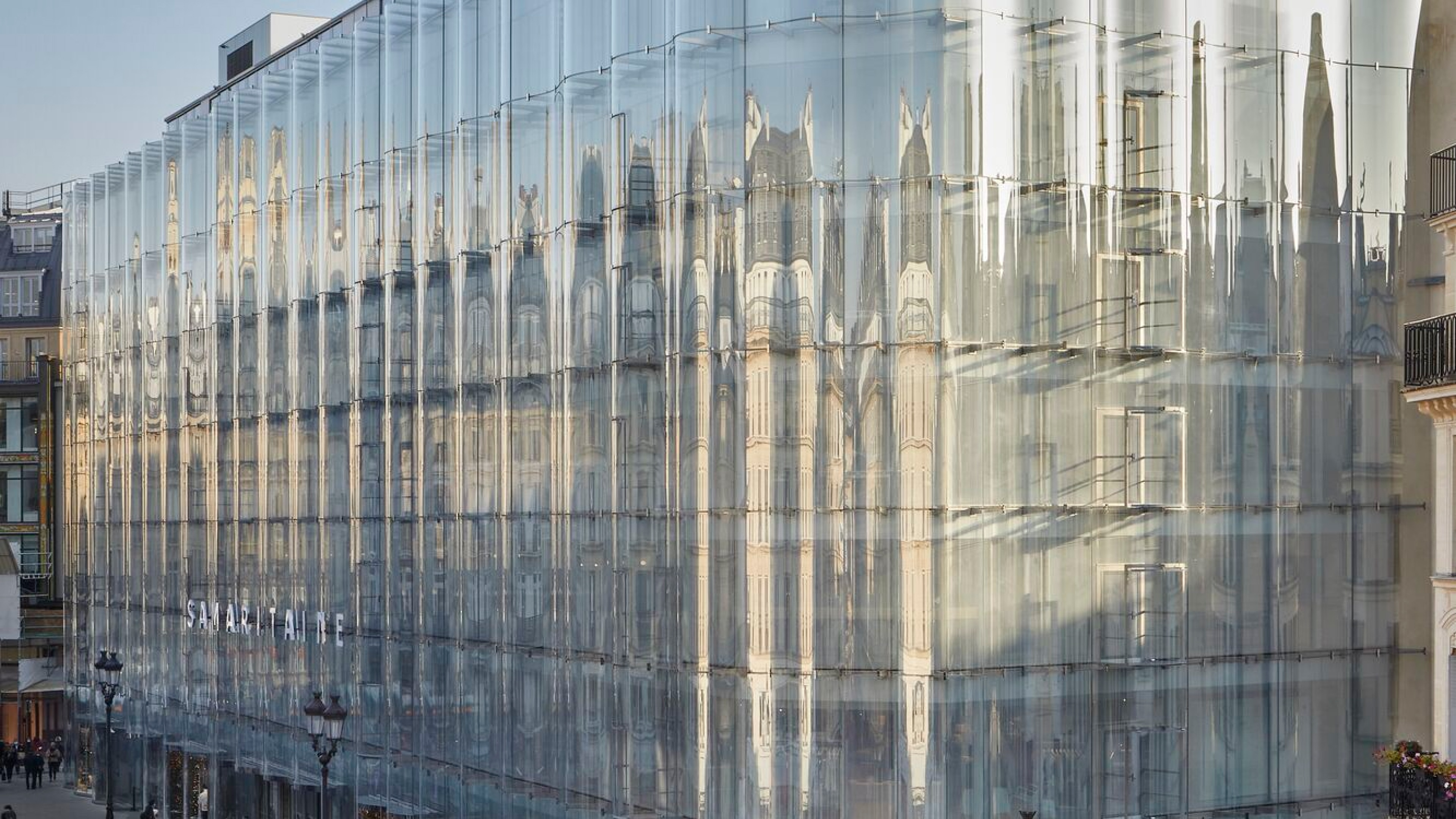 Guerlain refillable products in a natural environment